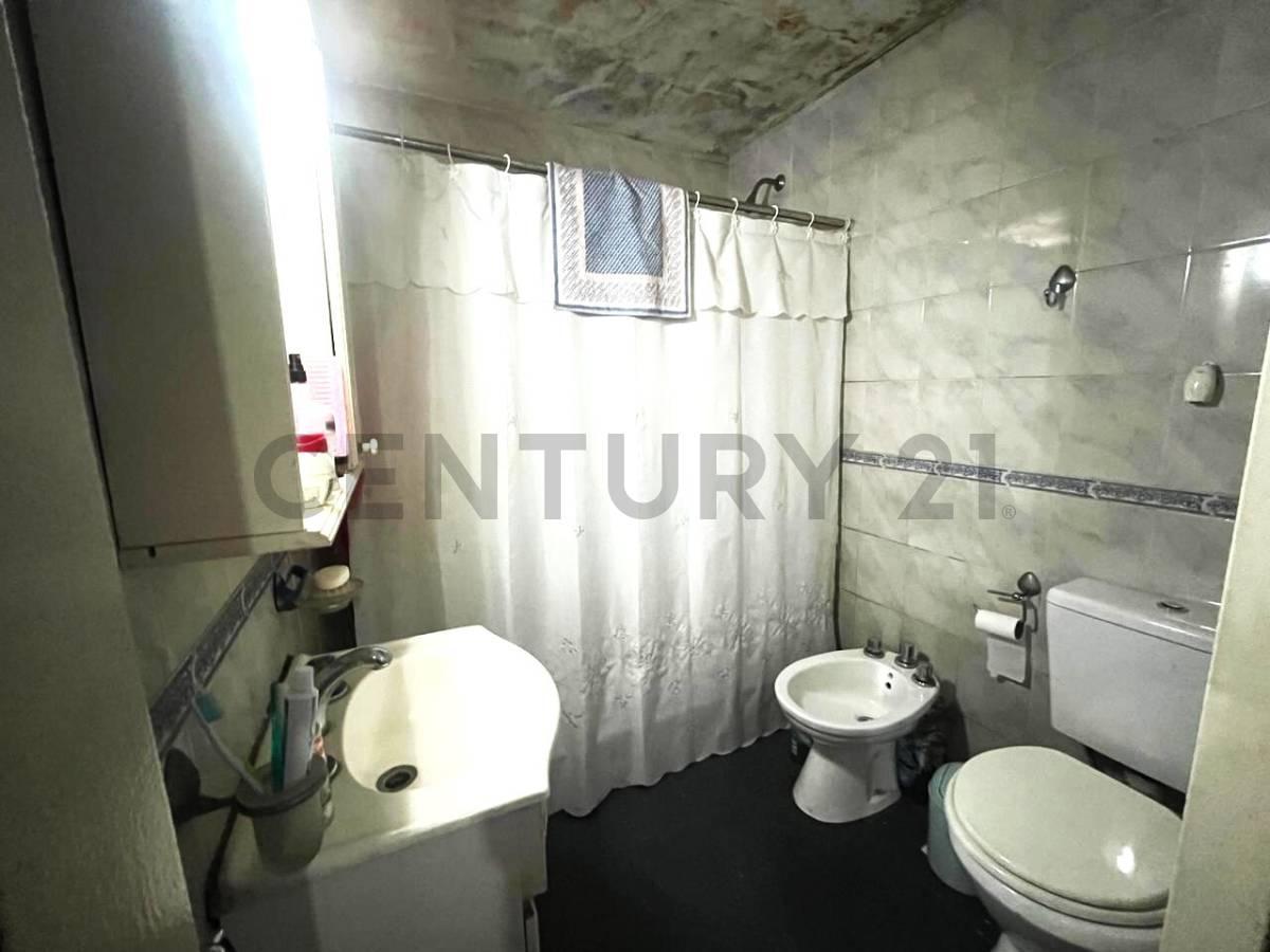 Foto de CASA 3 AMBIENTES CON PATIO, COCHERA Y EN PLANTA ALTA PARA ARMAR OTRO, imagen 4