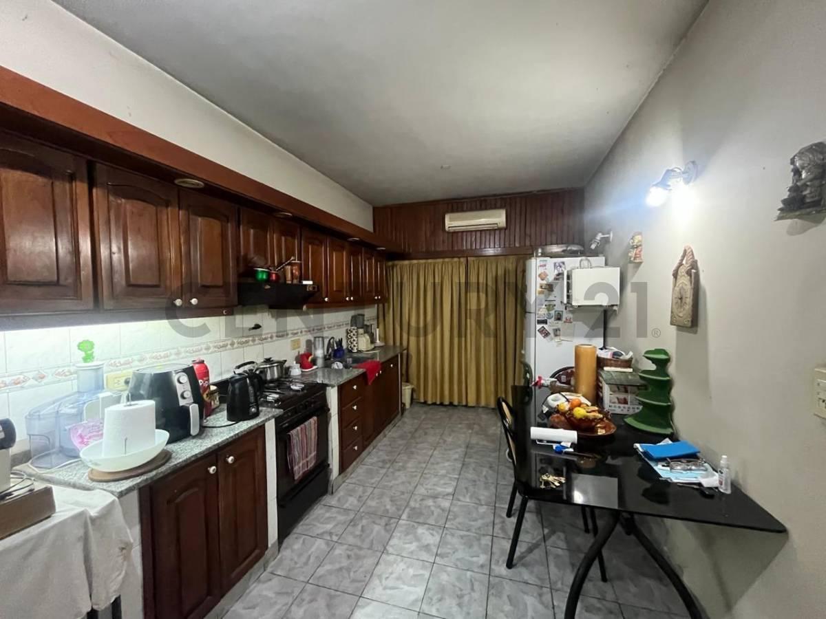 Foto de CASA 3 AMBIENTES CON PATIO, COCHERA Y EN PLANTA ALTA PARA ARMAR OTRO, imagen 2