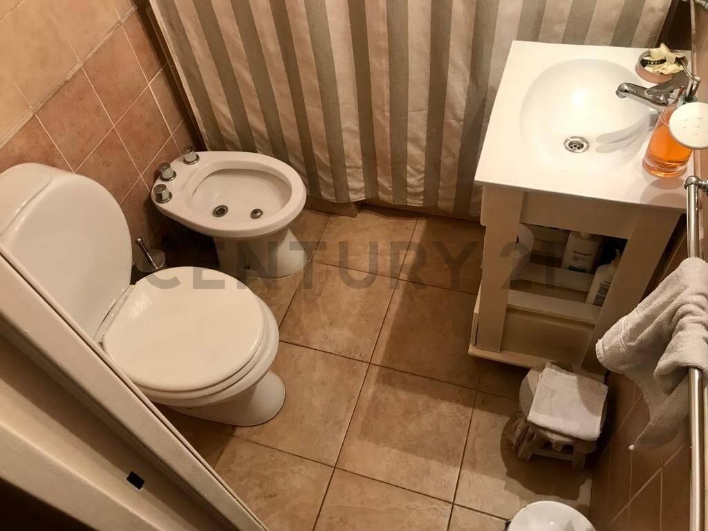 Foto de VENTA DEPARTAMENTO EN EXCELENTE ESTADO, 4 ambientes con Dependencia y, imagen 5