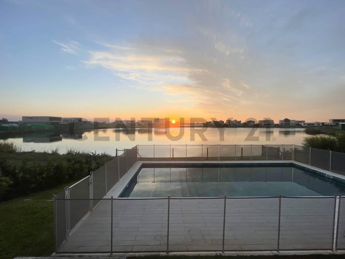 Foto de IMPECABLE CASA A LA LAGUNA CON ORIENTACION NOROESTE MUELLES., imagen 2