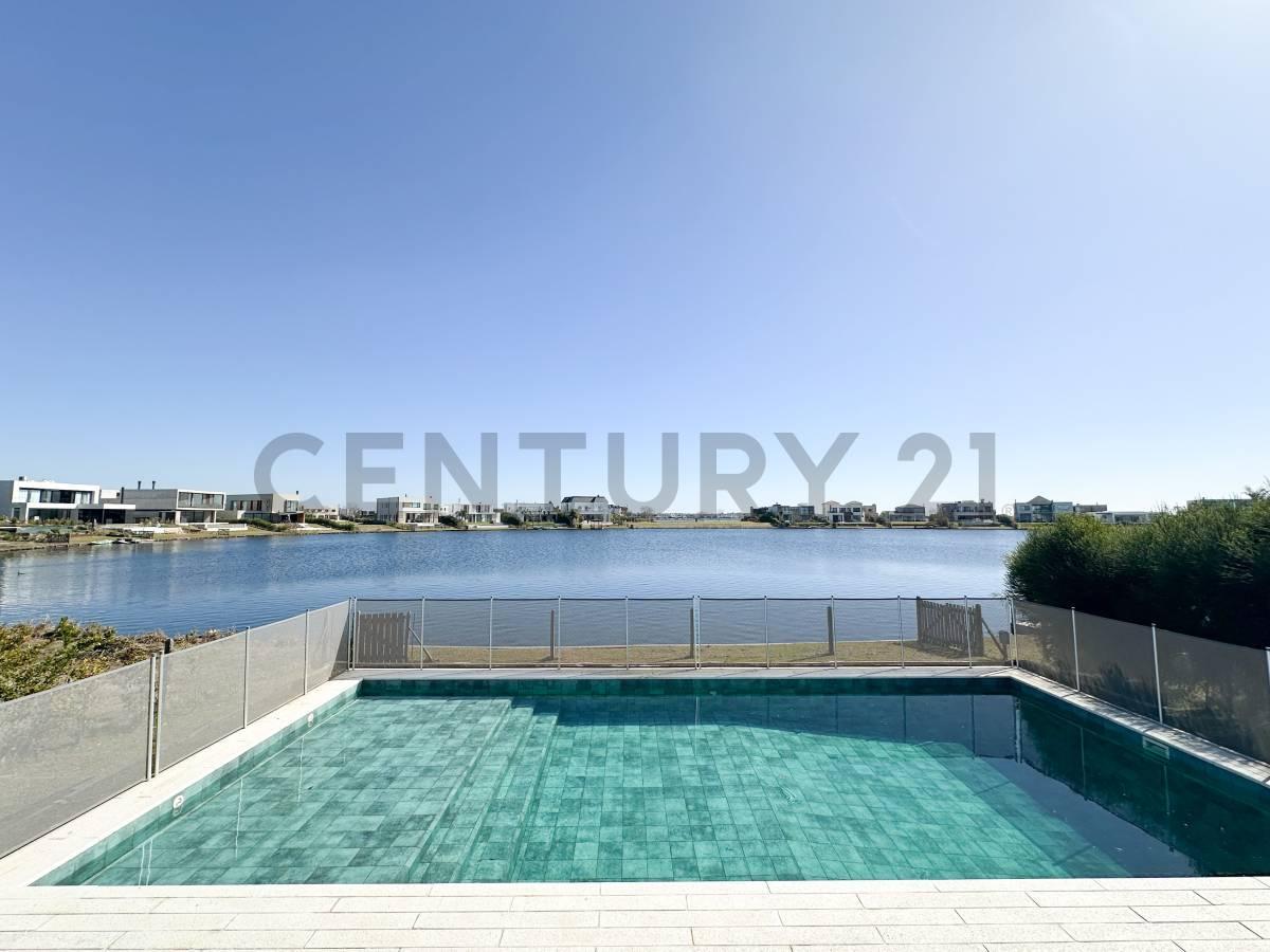 Foto de IMPECABLE CASA A LA LAGUNA CON ORIENTACION NOROESTE MUELLES., imagen 1