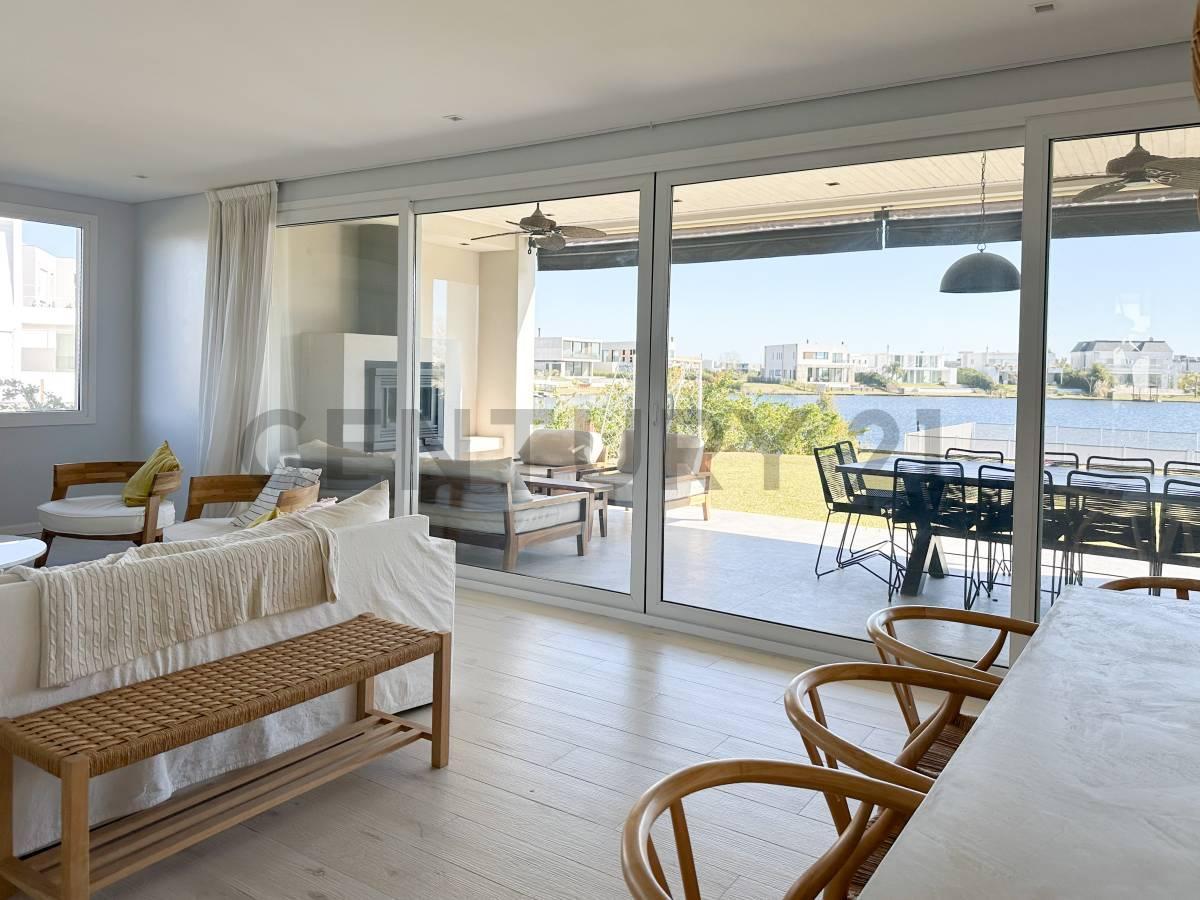 Foto de IMPECABLE CASA A LA LAGUNA CON ORIENTACION NOROESTE MUELLES., imagen 4