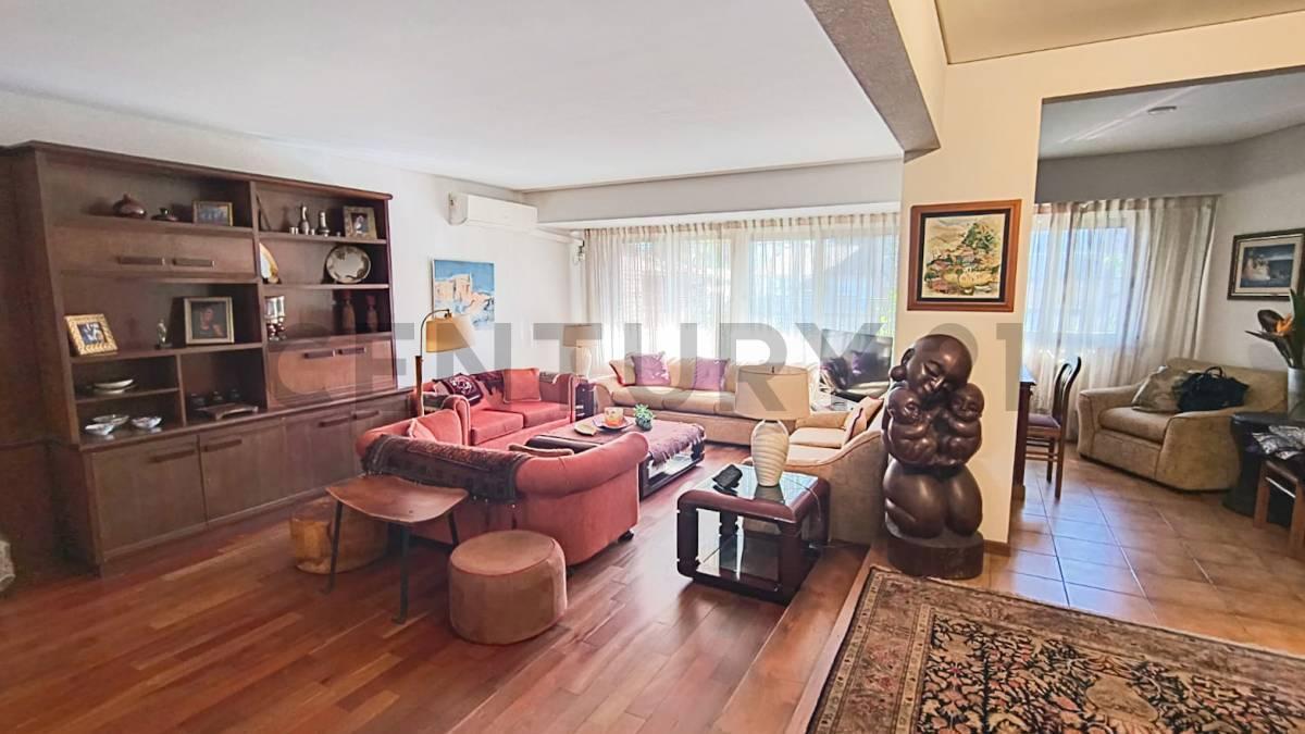 Foto de Exclusiva Casa de 4 Plantas con Jardín, Quincho y Pileta, imagen 1