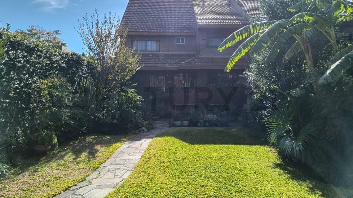 Foto de Exclusiva Casa de 4 Plantas con Jardín, Quincho y Pileta, imagen 2
