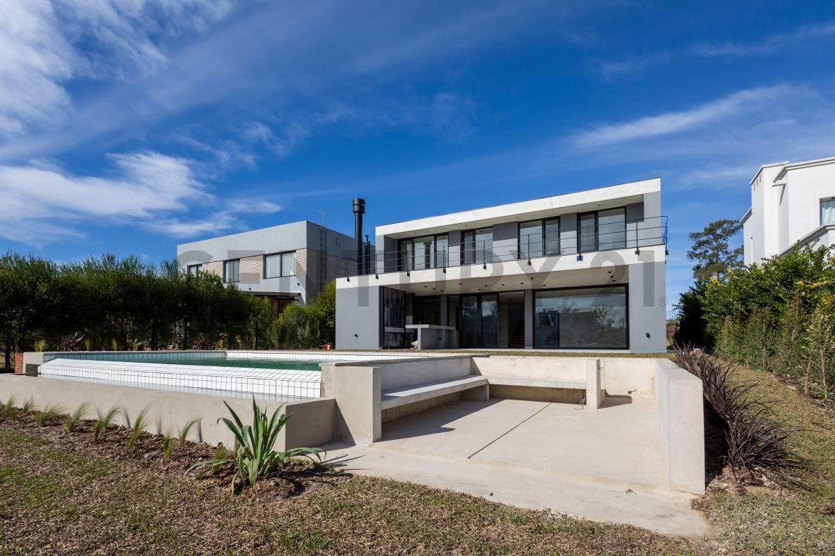 Foto de VENTA IMPONENTE CASA 5 DORMITORIOS AL LAGO EN LAGUNA, imagen 4