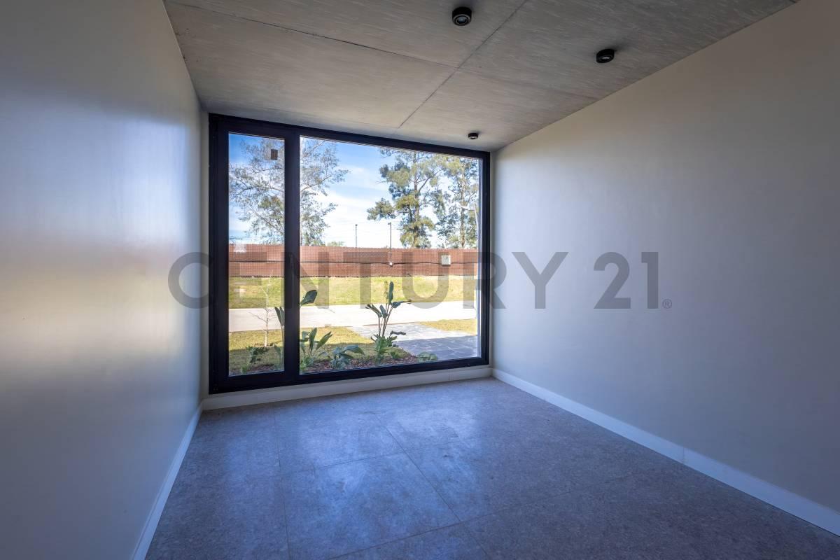 Foto de VENTA IMPONENTE CASA 5 DORMITORIOS AL LAGO EN LAGUNA, imagen 2