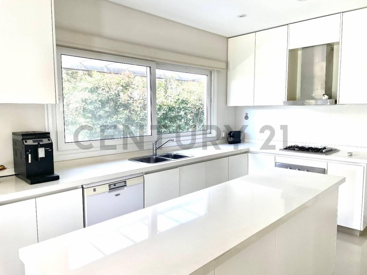 Foto de Casa a la laguna en venta en Los Lagos Nordelta estilo clási, imagen 5