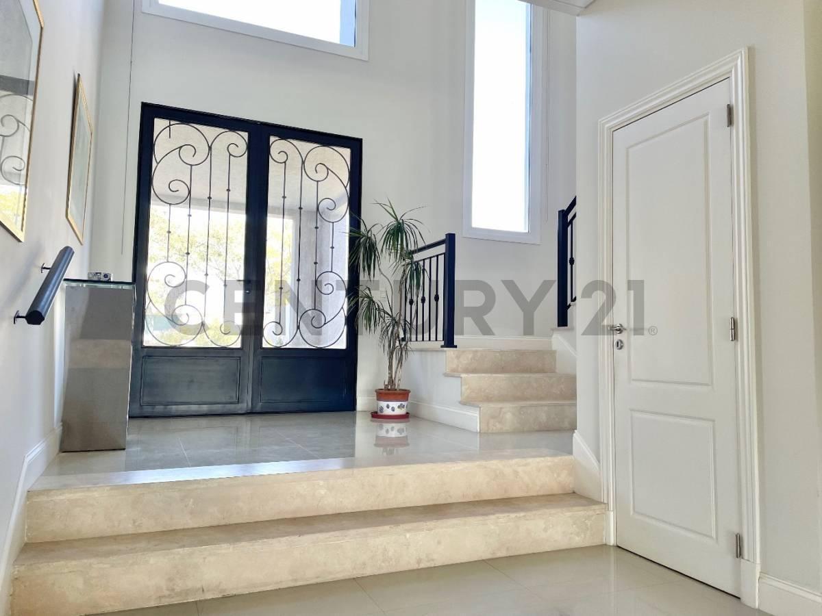 Foto de Casa a la laguna en venta en Los Lagos Nordelta estilo clási, imagen 2
