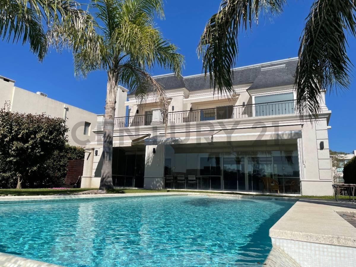 Foto de Casa a la laguna en venta en Los Lagos Nordelta estilo clási, imagen 1