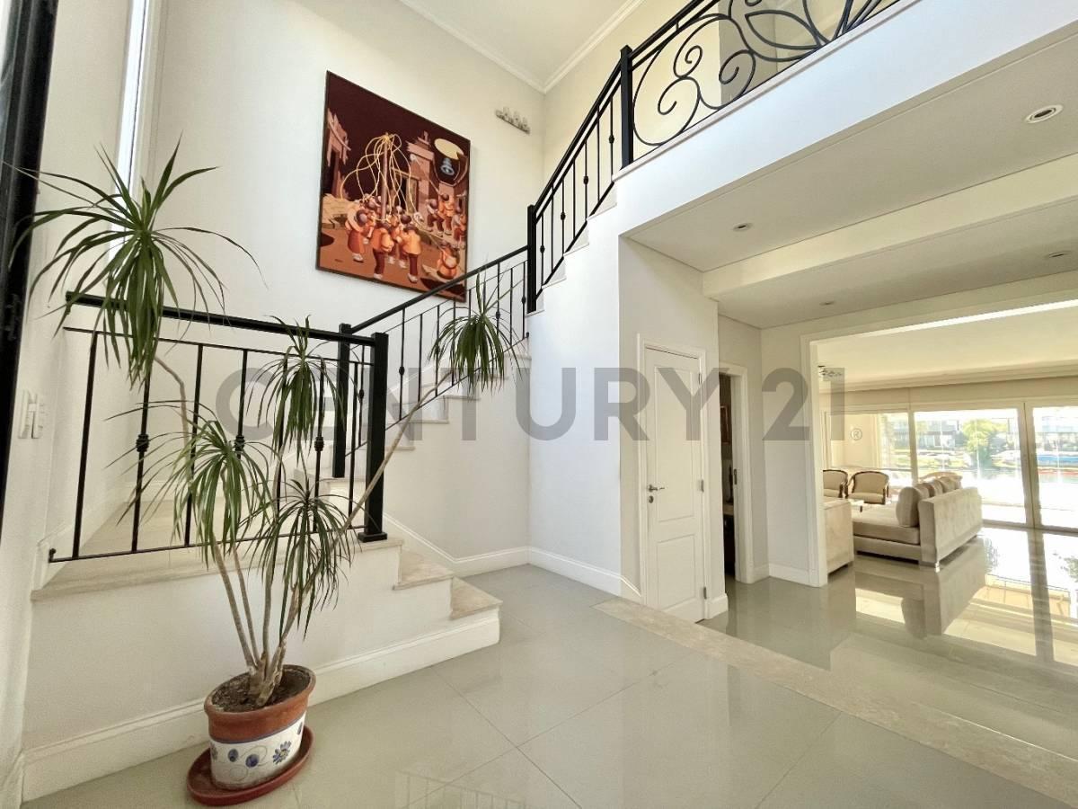 Foto de Casa a la laguna en venta en Los Lagos Nordelta estilo clási, imagen 3