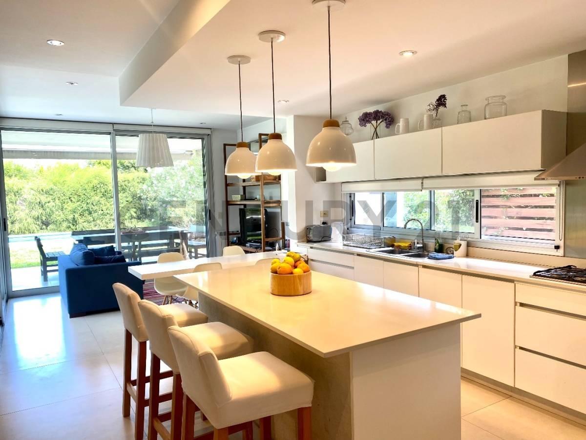 Foto de IMPECABLE CASA EN VENTA LOTE INTERNO, imagen 4