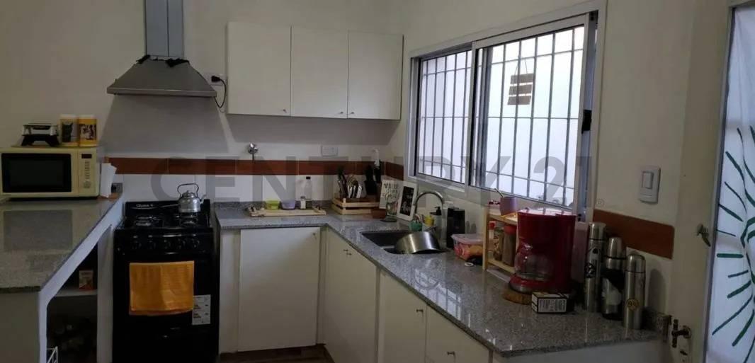 Foto de VENTA PH 4 AMB + DPTO 3 AMB PARQUE Y QUINCHO 2 COCHERAS BANFIELD., imagen 3