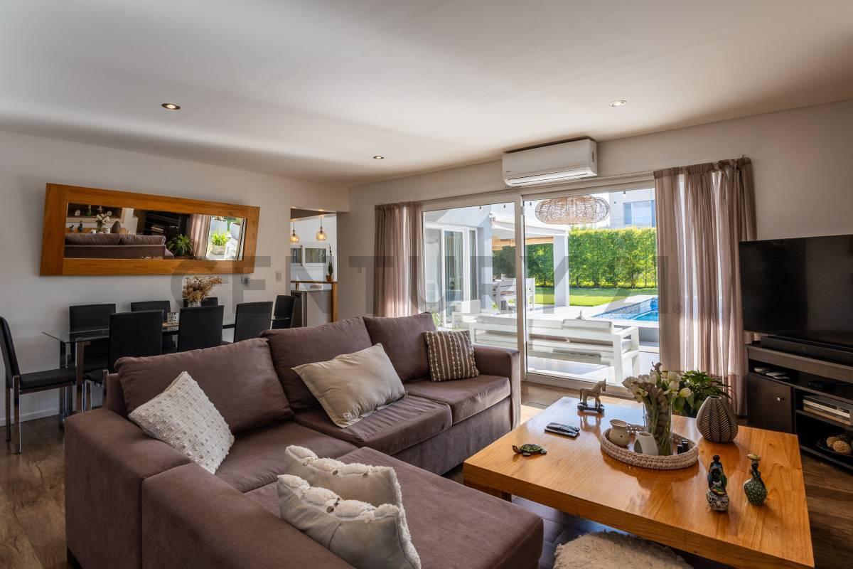Foto de EXCELENTE CASA EN LOTE INTERNO EN TIPAS, 4 Ambientes, doble galería, imagen 3