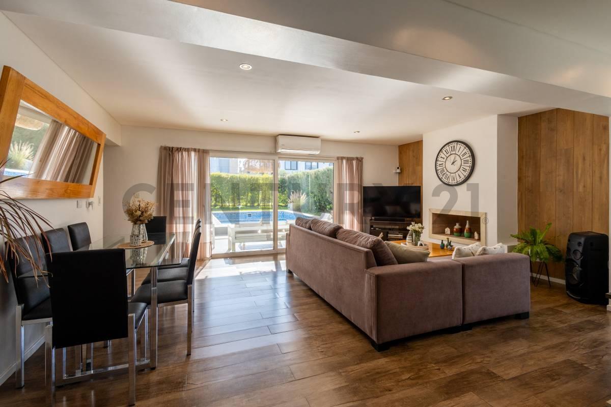 Foto de EXCELENTE CASA EN LOTE INTERNO EN TIPAS, 4 Ambientes, doble galería, imagen 2