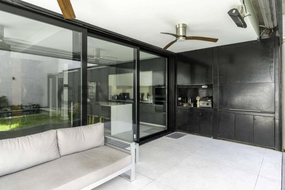 Foto de Venta casa 5 ambientes con cochera, parrilla, piscina y jardín, imagen 2