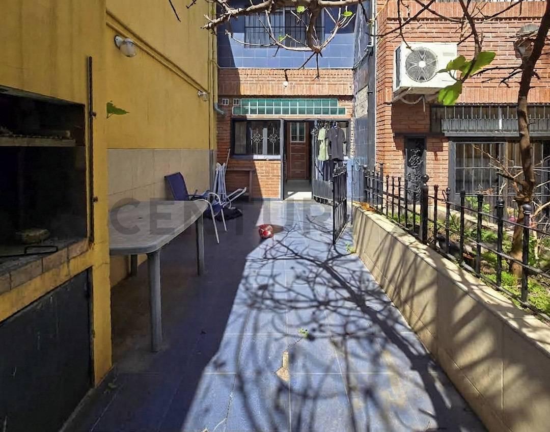 Foto de Venta Casa Caballito Norte cochera DOBLE, Parilla y Patio con jardín, imagen 1