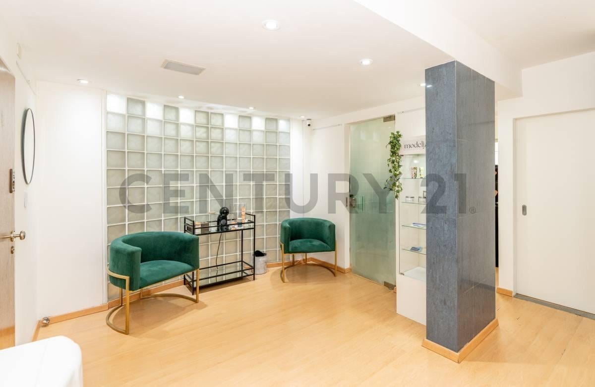 Foto de Venta oficina comercial - semipiso luminoso a metros de Av Cabildo en, imagen 1