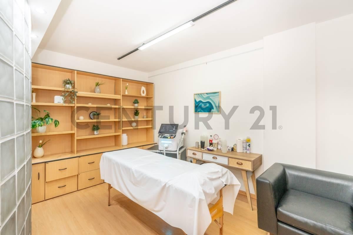Foto de Venta oficina comercial - semipiso luminoso a metros de Av Cabildo en, imagen 5