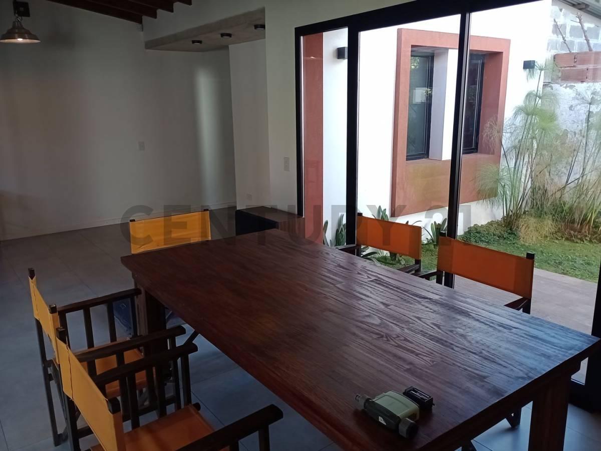 Venta Terreno con Construcción de Diseño, Barrio Bosque Alegre 2