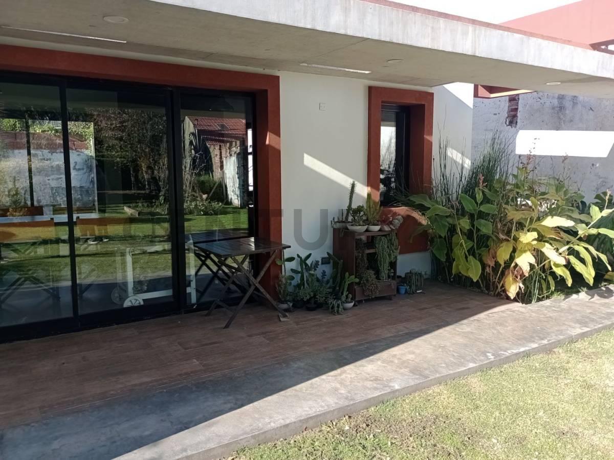 Venta Terreno con Construcción de Diseño, Barrio Bosque Alegre 1