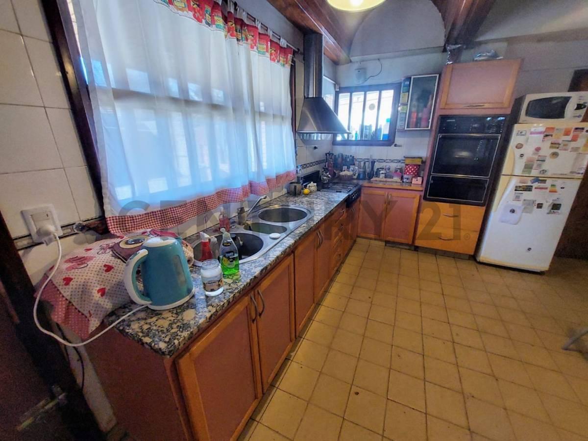 Foto de VENTA CHALET CUATRO AMBIENTES PARQUE Y QUINCHO. CAISAMAR. MAR DEL PLATA, imagen 3
