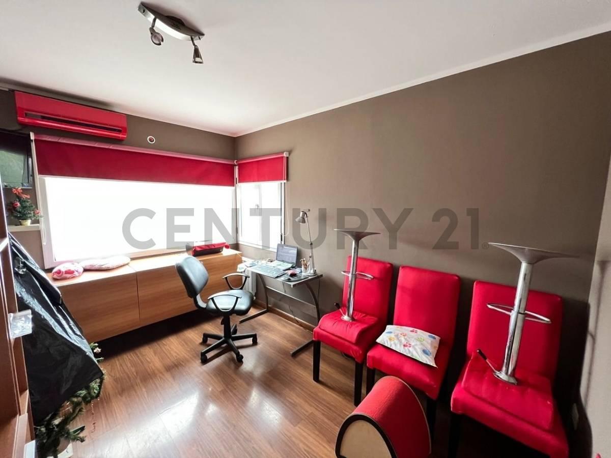 En Venta Casa 4 Ambientes con Pileta Zona Caisamar 3