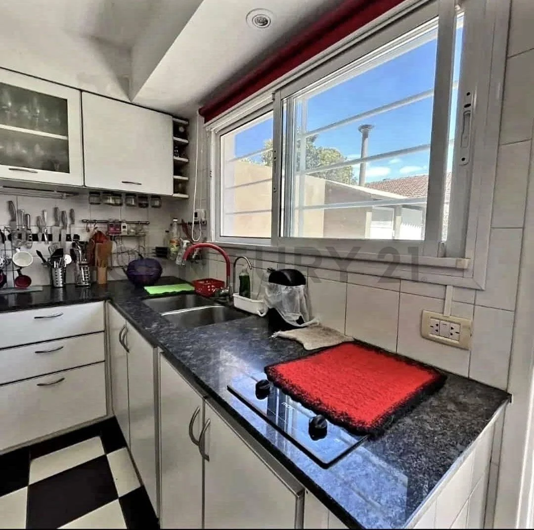 En Venta Casa 4 Ambientes con Pileta Zona Caisamar 5
