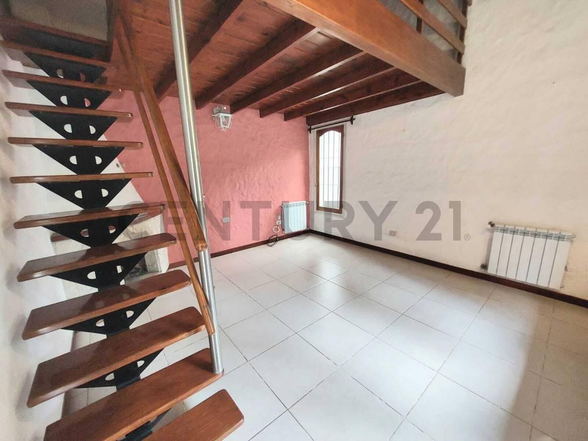 Venta casa 3 ambientes con parque y cochera. Barrio Las Margaritas