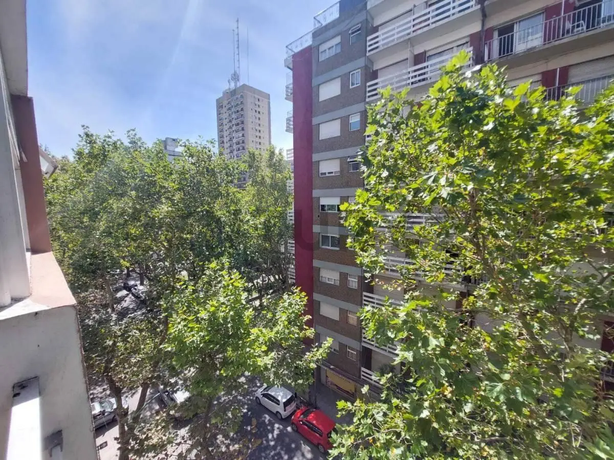 Venta departamento dos ambientes al frente c/ balcon. Zona Plaza Colon 5