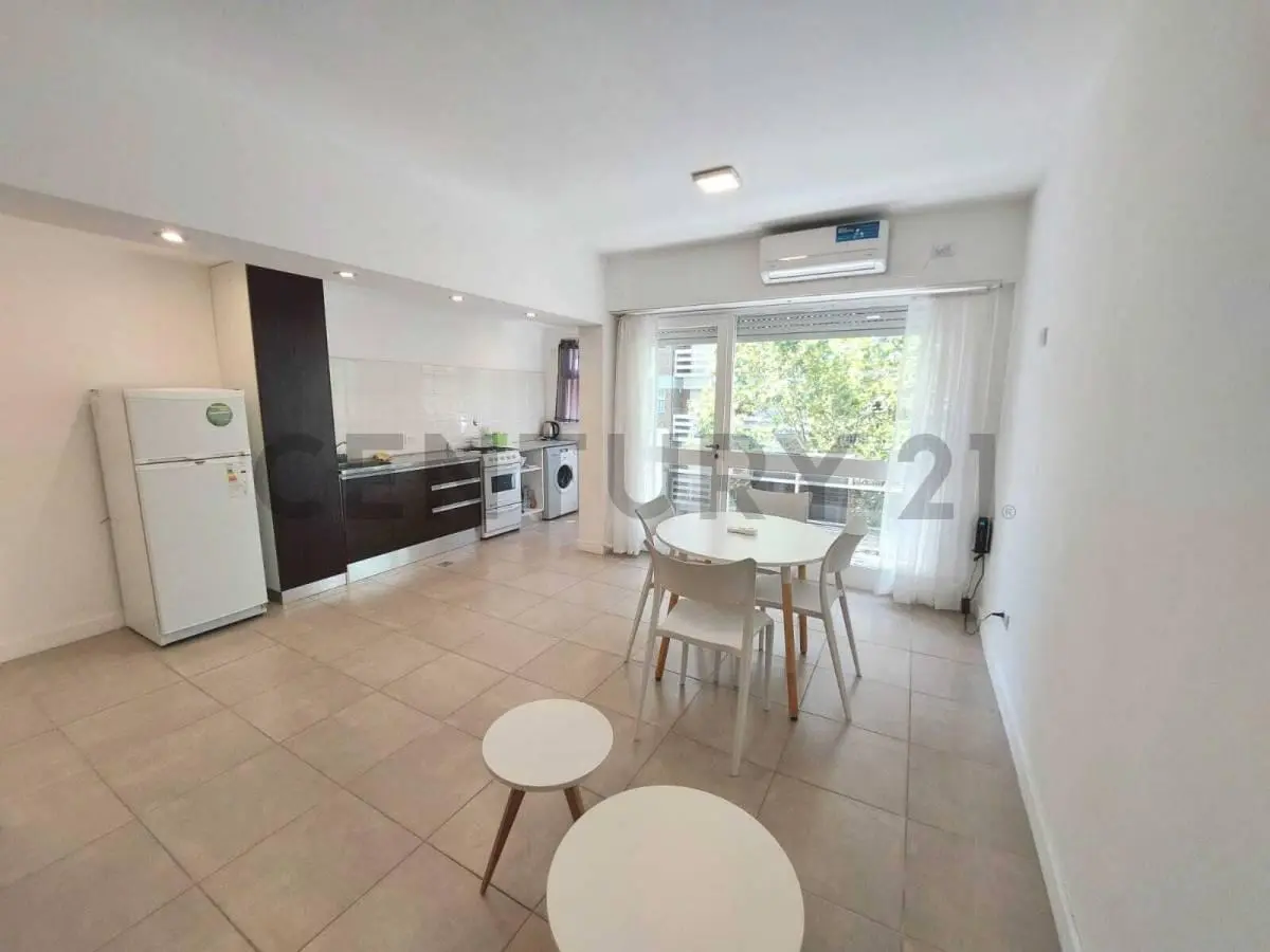 Venta departamento dos ambientes al frente c/ balcon. Zona Plaza Colon 3