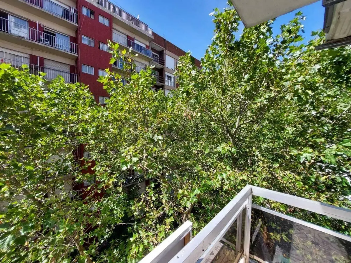 Venta departamento dos ambientes al frente c/ balcon. Zona Plaza Colon 2