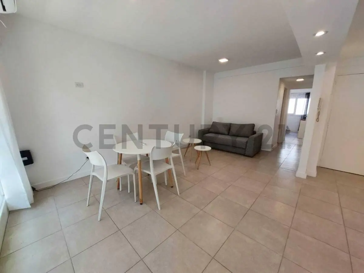 Venta departamento dos ambientes al frente c/ balcon. Zona Plaza Colon 4