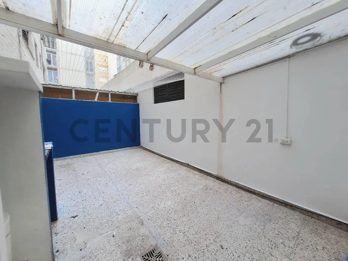 Departamento 2 ambientes con patio en zona Güemes 5