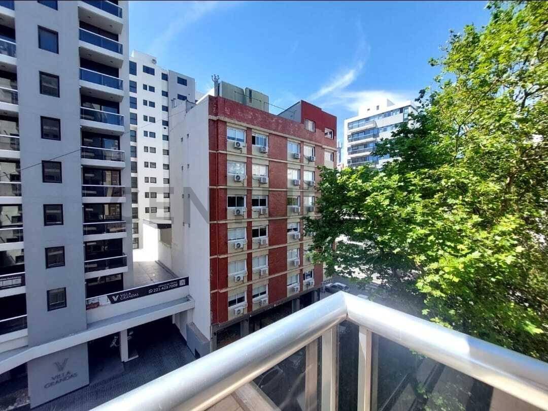Foto de Venta semipiso 3 ambientes a la calle c/ cochera y baulera. Zona La, imagen 3