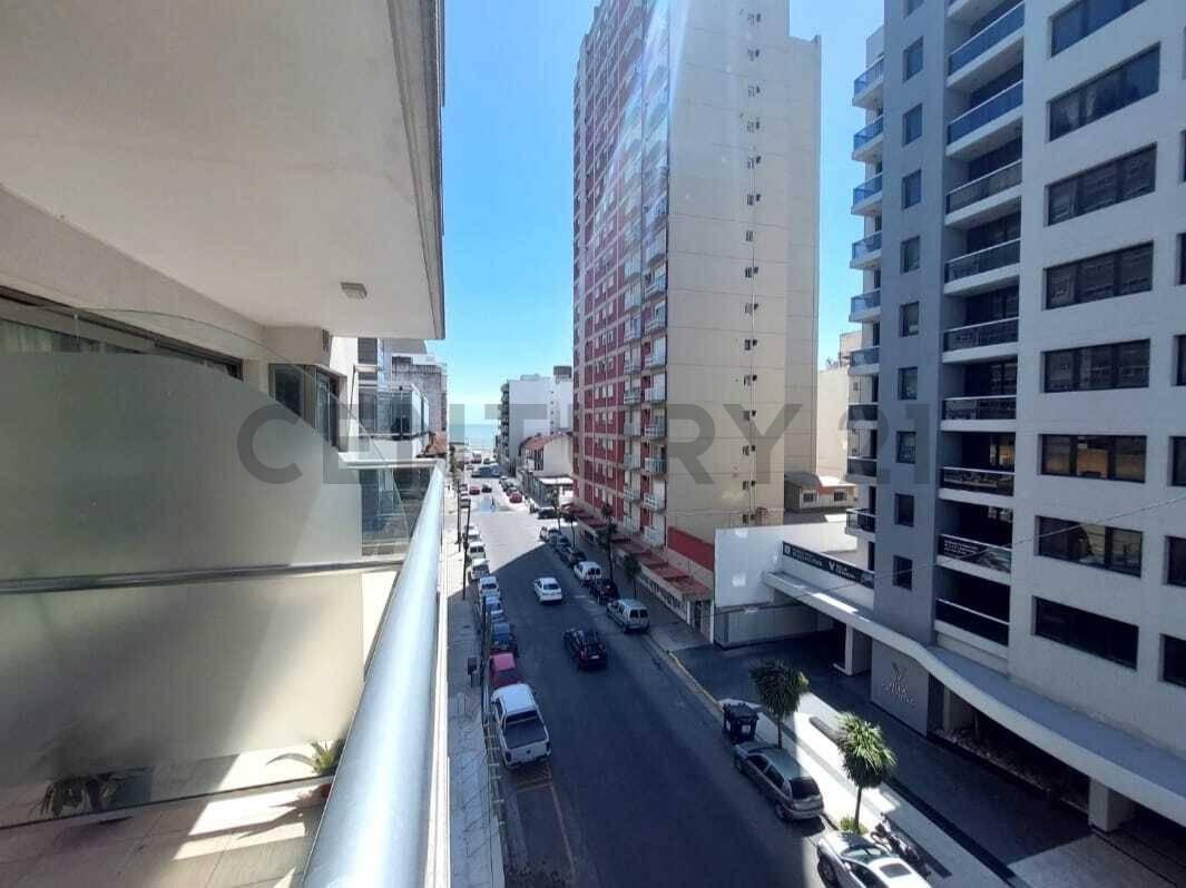 Venta semipiso 3 ambientes a la calle c/ cochera y baulera. Zona La Perla