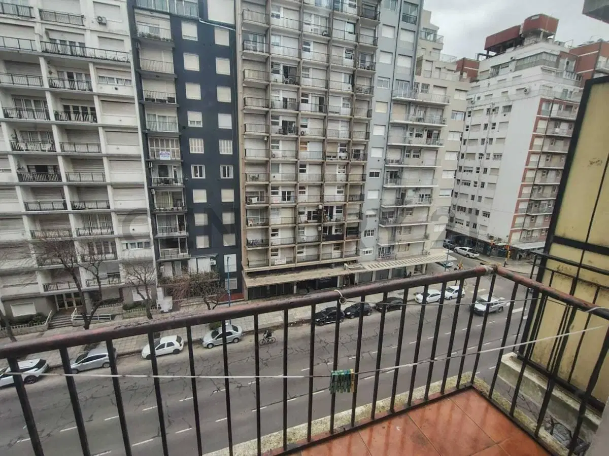 Departamento 2 Ambientes al Frente sobre Av. Colón 4