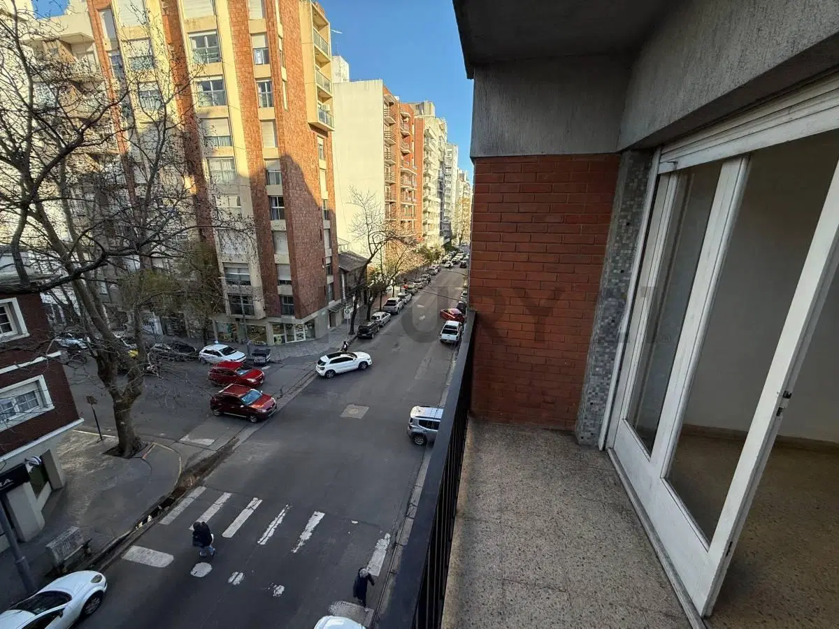 Monoambiente con balcón al frente en Plaza Mitre 2