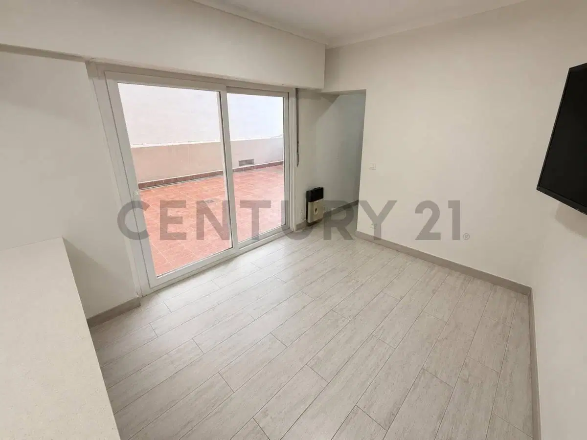 Departamento 2 ambientes reciclado con gran terraza propia en La Perla 2