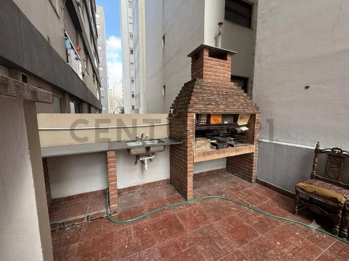 Departamento 2 ambientes reciclado con gran terraza propia en La Perla 4