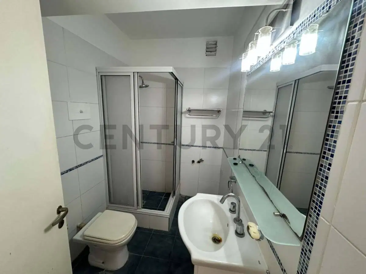 VENTA! Departamento tipo duplex 3 ambientes al lateral 8