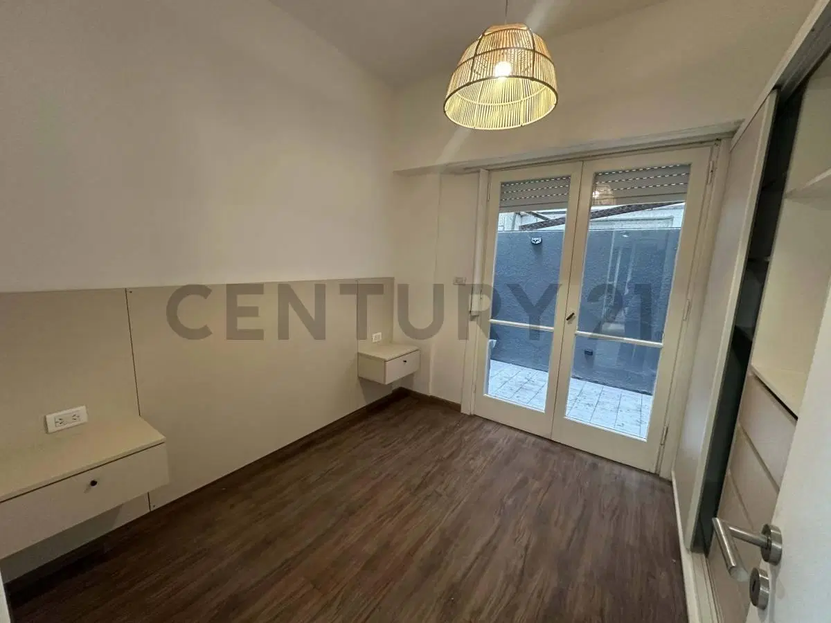 VENTA! Departamento 2 ambientes reciclado con patio 3