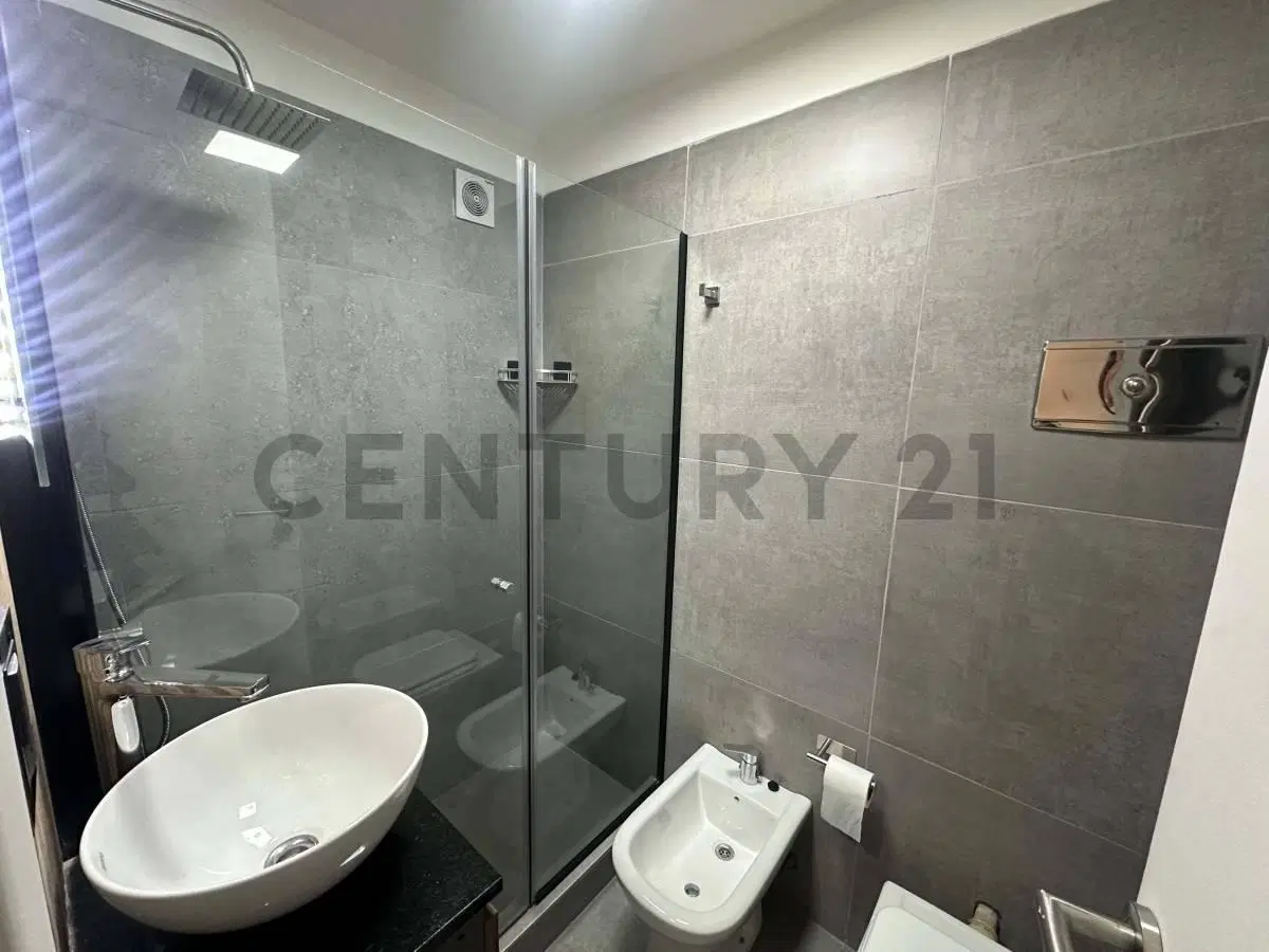 VENTA! Departamento 2 ambientes reciclado con patio 2