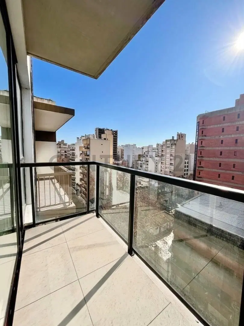 Semipiso 3 ambientes de categoria c/ balcon zona Plaza Mitre 2