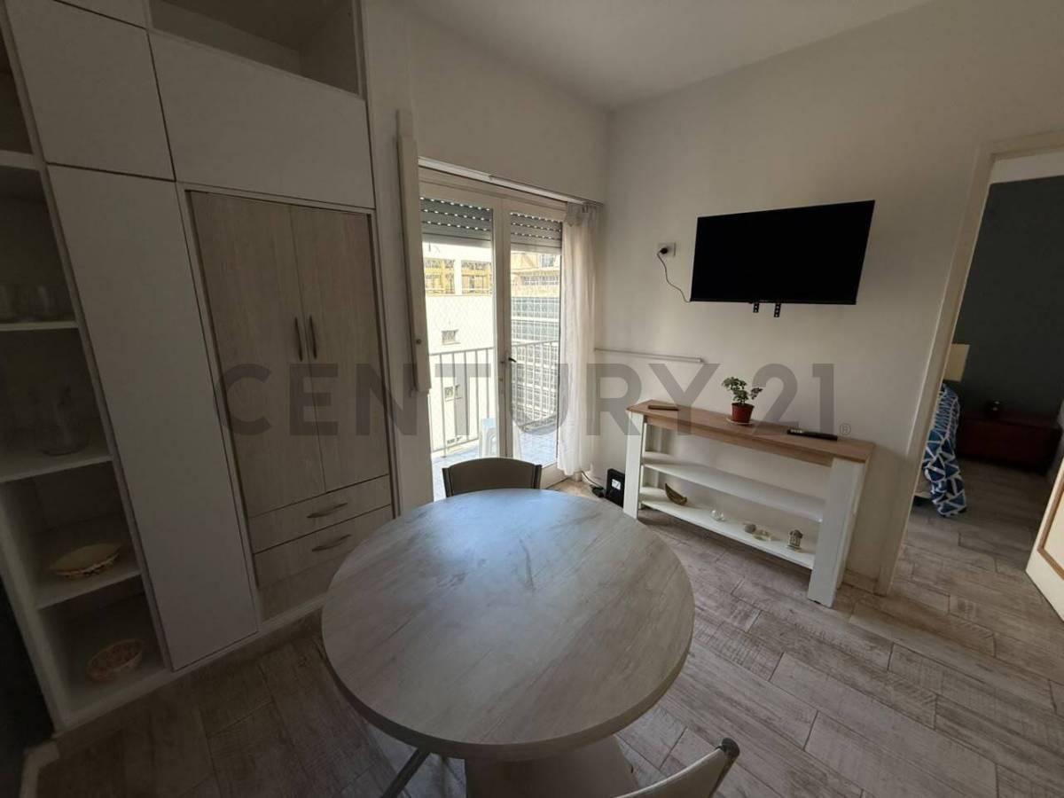 Foto de DEPARTAMENTO 2 AMBIENTES CON BALCÓN Y VISTA PARCIAL AL MAR – PUNTA, imagen 2