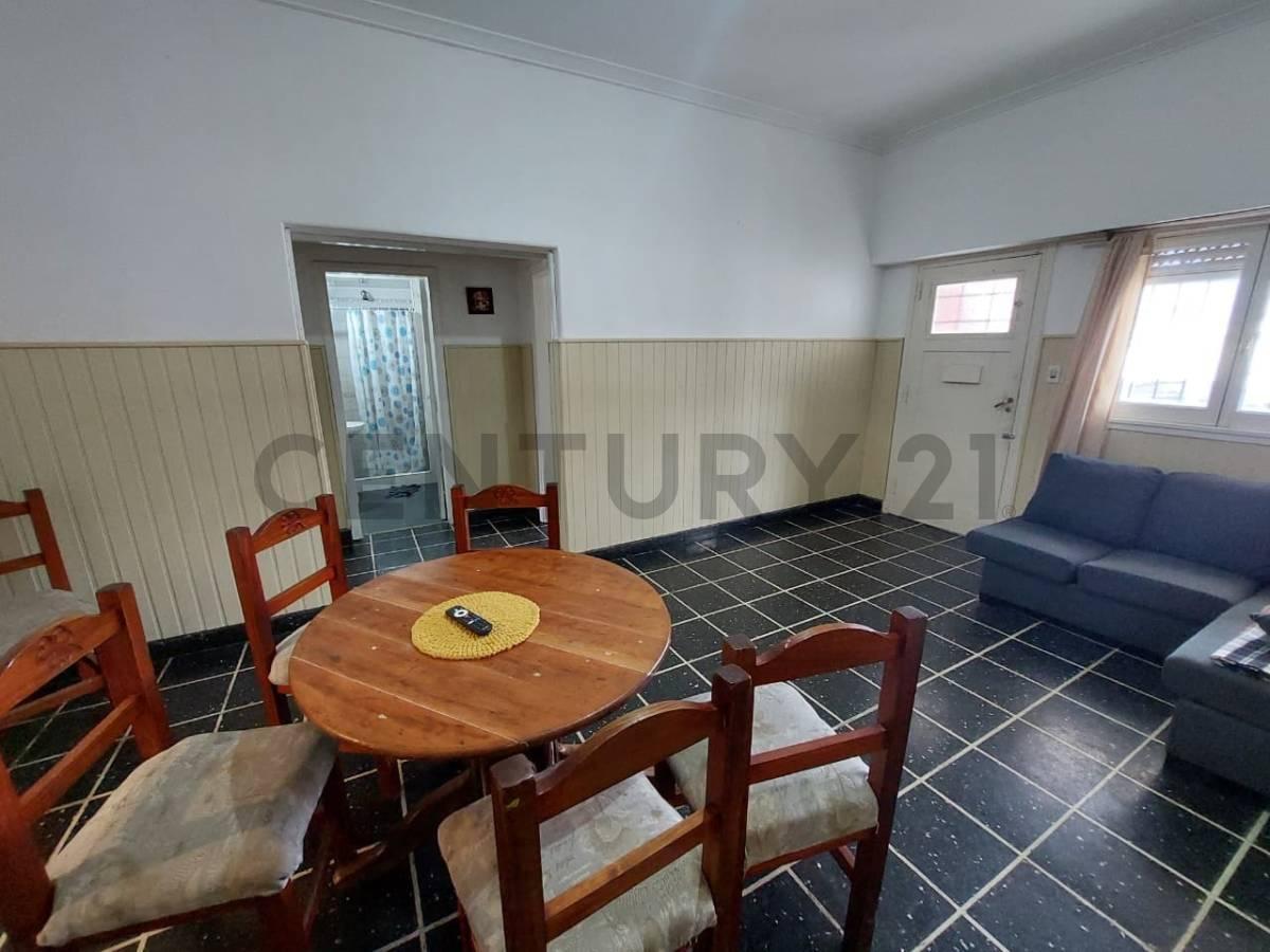 Foto de Venta Casa 3 ambientes c/ garage, parque y quincho. Zona Parque Luro, imagen 2