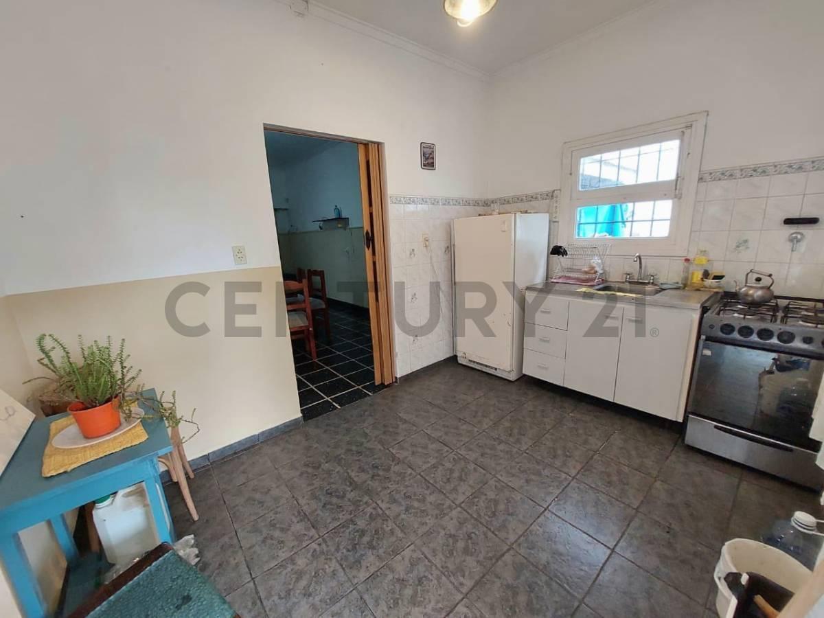 Foto de Venta Casa 3 ambientes c/ garage, parque y quincho. Zona Parque Luro, imagen 5