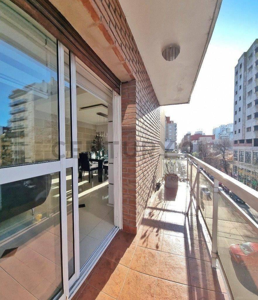 Foto de SEMIPISO 5 AMBIENTES DE CATEGORIA C/BALCON ZONA CENTRO C/COCHERA, imagen 4