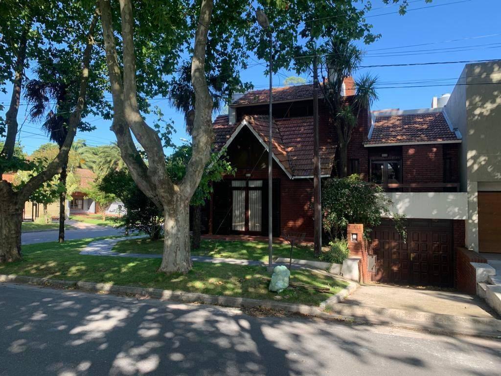 Foto de Casa de 5 ambientes con parque y pileta, barrio Santa Mónica, Mar del, imagen 3