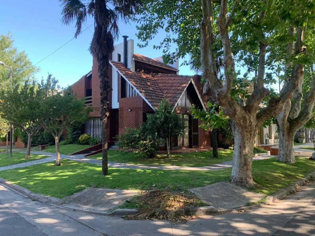 Foto de Casa de 5 ambientes con parque y pileta, barrio Santa Mónica, Mar del, imagen 1