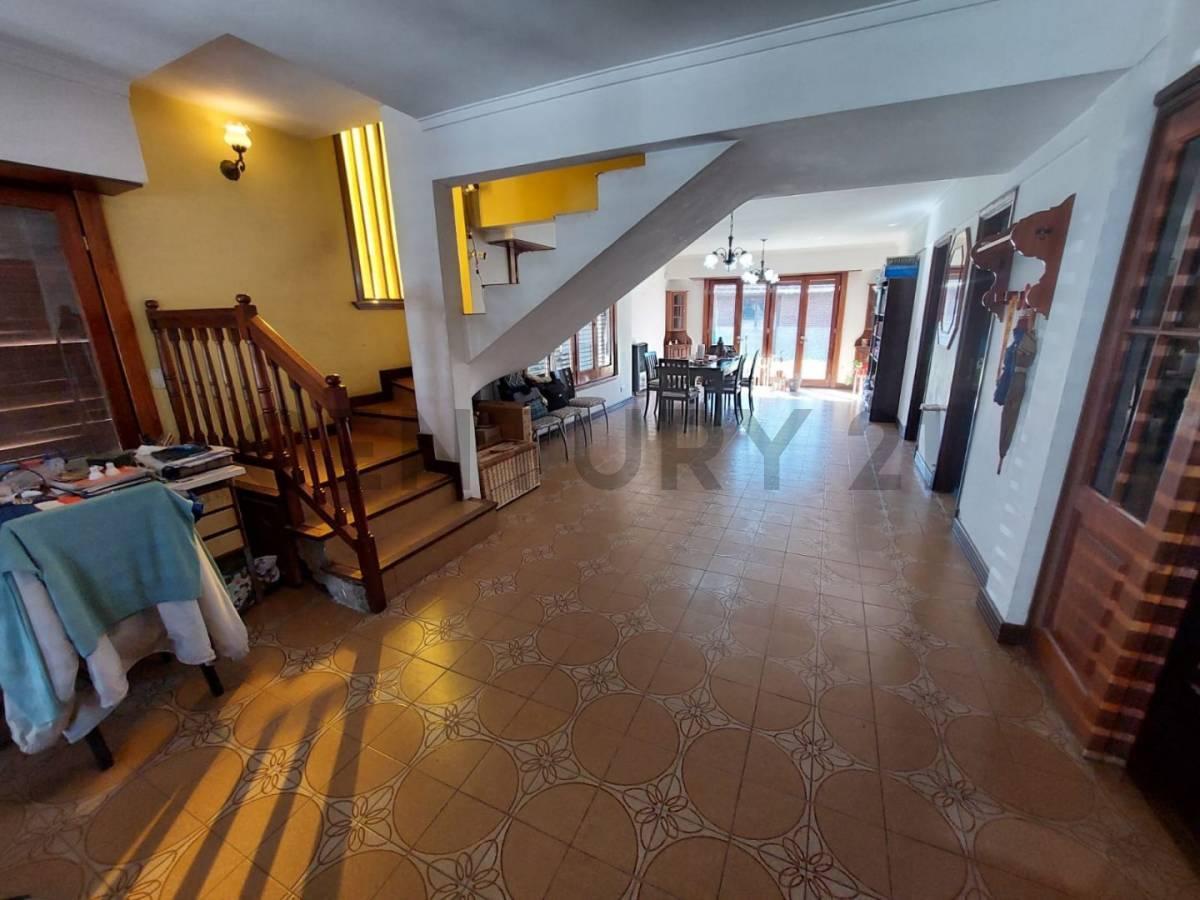 Foto de VENTA CHALET CUATRO AMBIENTES PARQUE Y QUINCHO. CAISAMAR. MAR DEL PLATA, imagen 2